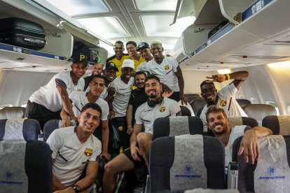 La delegación de Barcelona en el avión, optimista previa a su viaje a Brasil.