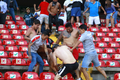 Los hinchas de Querétaro y el Atlas en actos violentes en las graderías del estadio La Corregidora.
