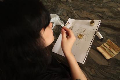 Preparación. Alejandra enseña como prepara un porro para su consumo y las herramientas que usa.