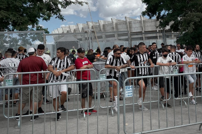 El cruce entre los hinchas del Atlético Mineiro y Cruzeiro se dio horas antes del partido.