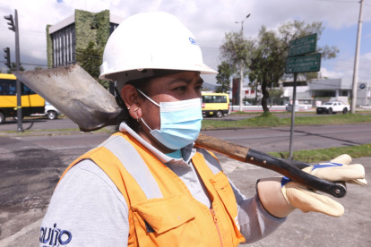 Profesión. Silvia Bravo, de 43 años, trabaja reparando los baches de las calles de Quito.