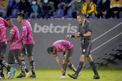 Los jugadores de los dos equipos mostraron su enojo por diferentes decisiones del árbitro Marlon Vera.