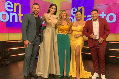 Virginia lució su tonificado cuerpo con un vestido dorado de revelador escote. En la foto, con sus compañeros de programa.