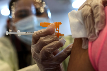 Una enfermera aplica hoy una dosis de la vacuna de Moderna, en una fotografía de archivo.