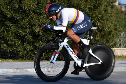 Richard Carapaz encaró la contrarreloj luciendo su maillot con una franja tricolor en el pecho