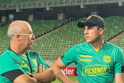 Jorge Célico (i), entrenador de Barcelona, conversa con su asistente, Christian Gómez, en territorio brasileño.