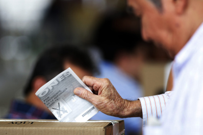 Fotografía de archivo fechada el 15 de junio de 2014 que muestra a un hombre mientras vota en Cali (Colombia). EFE/STR