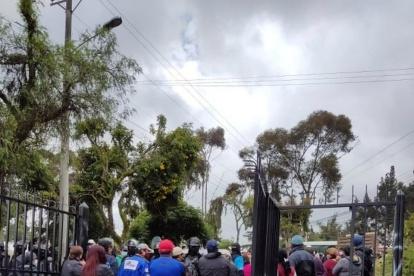 Acto. Miembros de control del Municipio retiraron las puertas del conjunto.