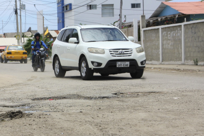 Panorama. En las principales vías de este balneario prevalecen huecos enormes que generan daños a conductores de autos y motos.