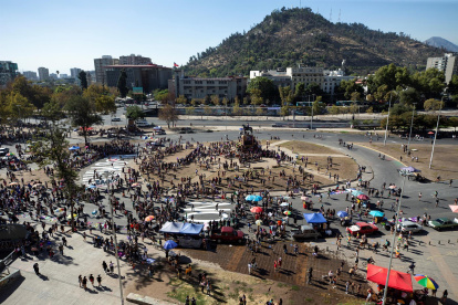 Mujeres se congregan con motivo del Día Internacional de la Mujer en la Plaza Italia en Santiago, en una fotografía de archivo.