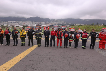 Acto. Mujeres del Cuerpo de Bomberos de Quito hicieron una demostración del trabajo que hacen todos los días por la comunidad.