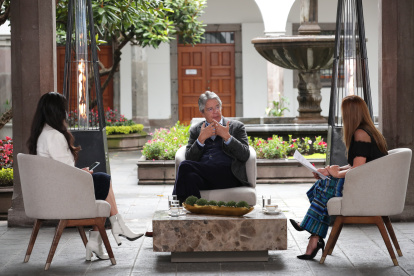 El presidente Lasso participó en su habitual entrevista semanal desde el Palacio de Carondelet.