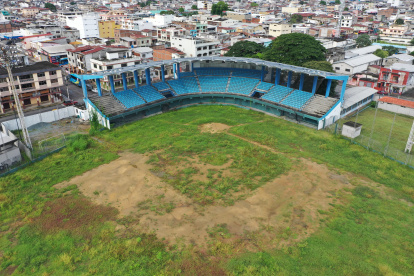 Así luce la cancha del Yeyo Úraga, ubicado en las calles Tungurahua y Cuenca, con maleza y grandes espacios de tierra descubiertos; los graderíos están intactos.