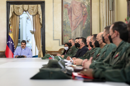 Fotografía cedida por Palacio de Miraflores donde se observa al presidente de Venezuela, Nicolás Maduro (i), en una reunión con miembros de su gabinete y alto mando militar