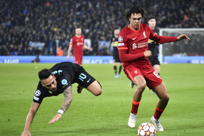 Lautaro Martínez y Trent Alexander-Arnold pelean por el balón durante el partido de este martes.