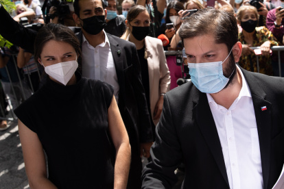 Fotografía de archivo fechada el 10 de enero de 2022 que muestra al presidente electo de Chile, Gabriel Boric (d), junto a Irina Karamanos (i), mientras saluda algunos simpatizantes durante su arribo al Tribunal Calificador de Elecciones, donde recibirá la proclama oficial como presidente del país, en Santiago (Chile). EFE/Alberto Valdés