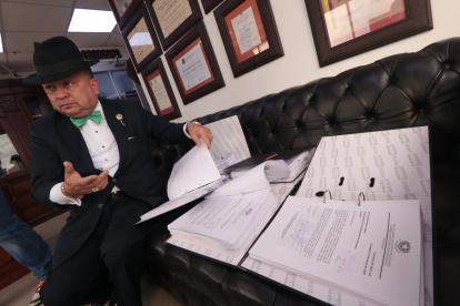 Vanegas es un concejal independiente del Municipio de Guayaquil. Es doctor en Jurisprudencia, magíster en Derecho Procesal, en Ciencias Penales y Criminología,