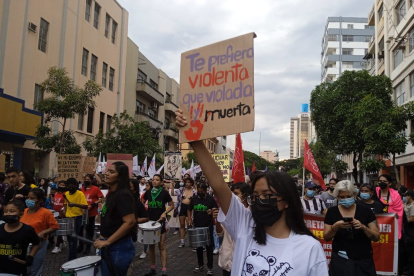 "Te prefiero violenta que violada o muerta" se lee en uno de los carteles que levanta una activista en la Av. 9 de octubre
