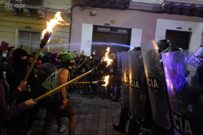 En Quito, las manifestantes cargaban antorchas y se movilizaron hacia el norte de la capital