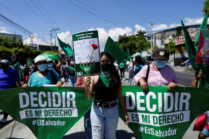 Fotografía de archivo de mujeres salvadoreñas mientras marchan para exigir políticas públicas sobre salud sexual y reproductiva y por el derecho al aborto legal y seguro en el Día internacional de la despenalización del aborto en San Salvador (El Salvador).