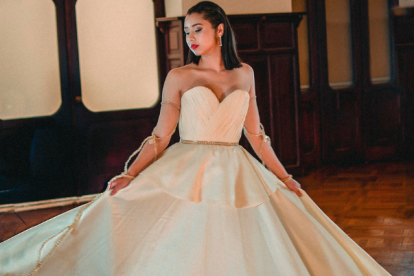 Fotografía cedida por el Instituto tecnológico superior Yavirac que muestra a la modelo Keren Gutiérrez, quien participa en la tercera edición del desfile de modas Qhapacñan, del Instituto Tecnológico de Turismo y Patrimonio Yavirac.