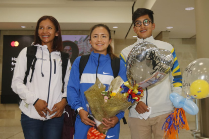 Karla Jaramillo (i), Glenda Morejón (c) y Jonathan Amores, marchistas tricolores a su arribo al país.