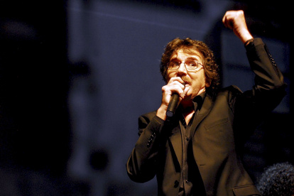Fotografía de archivo fechada el 22 de noviembre de 2009 que muestra al músico argentino Charly García, mientras actúa en el Coliseo Rumiñahui de Quito (Ecuador).