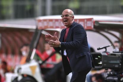 Jorge Célico, técnico de Barcelona, imparte instrucciones a sus dirigidos en el duelo ante América Mineiro.