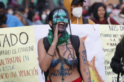 Por redes sociales varias activistas feministas de Quito y Guayaquil denunciaron represión por parte de miembros de la Policía Nacional mientras se manifestaban.