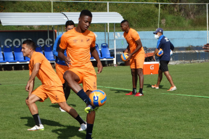 Los jugadores de la Católica están listos para recibir a los bolivianos.