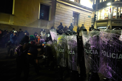 Un grupo de mujeres y elementos de la Policía se enfrentan en la marcha por el Día de la Mujer.