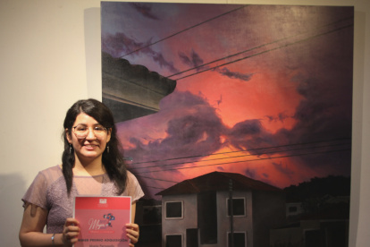 María Fernanda Manging junto a ‘Preludio’, su obra ganadora.