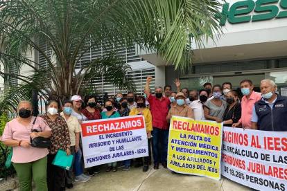 La medida se desarrolló en los exteriores de la Caja del Seguro.