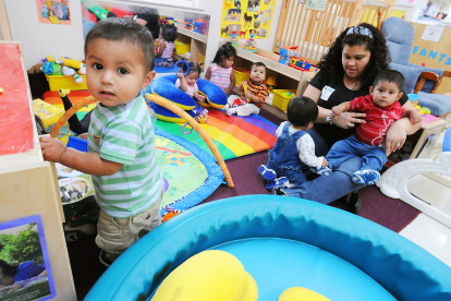 El proyecto, oficialmente llamado Derechos de los padres en la educación, impide que los maestros aborden la identidad de género y la orientación sexual entre el jardín de infancia y el tercer grado. En la imagen un registro de archivo de un grupo de niños al asistir a un jardín infantil en Mulberry (Florida, EE.UU.). EFE/Gerardo Mora