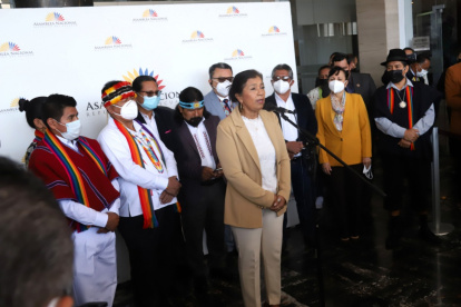 Confianza. Guadalupe Llori y otros compañeros de la bancada de Pachakutik abrieron la jornada con una rueda de prensa en señal de unidad.