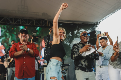 Cynthia Viteri en tarima el 8 de marzo, Día de la Mujer.