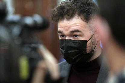 El portavoz parlamentario de ERC, Gabriel Rufián, en los pasillos del Congreso este jueves.