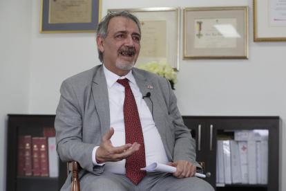 Fotografía del 9 de marzo de 2022 que muestra al el presidente de la Federación Internacional de la Cruz Roja y la Media Luna Roja (IFRC), Francesco Rocca, durante entrevista con Efe en Bogotá (Colombia).