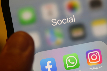 Imagen de archivo de los iconos de varias redes sociales en un teléfono móvil.