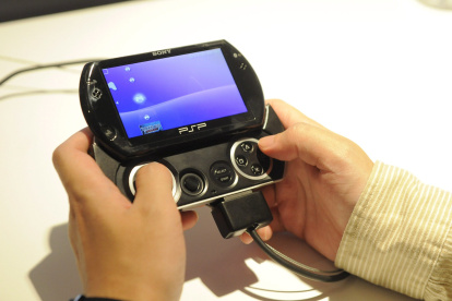 Un asistente a la feria del videojuego E3 disfruta con el nuevo videojuego consola portátil PSP Go de la Sony, en una fotografía de archivo