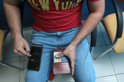 Sin importar el tipo de tarjeta que use el cliente, hay tiendas que cobran un recargo por usarlas.