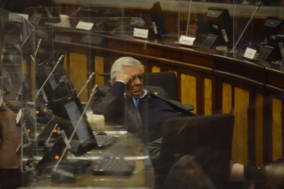 Madrugada. Extraño cuórum: se mantuvo a fuerza de incluir a los que salieron y a los dormidos, entre ellos Marcos Molina, de Izquierda Democrática.