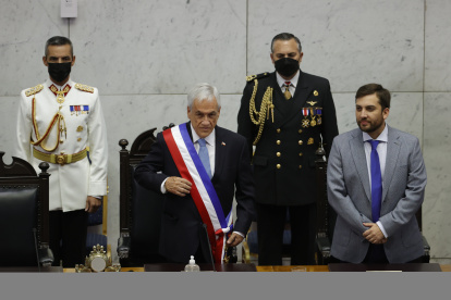 El presidente saliente de Chile, Sebastián Piñera (c), llega para pasar el mando al electo mandatario, Gabriel Boric, en el Congreso Nacional hoy, en Valparaiso (Chile).