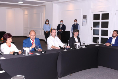 Entre los autoconvocados están dirigentes políticos, activistas sociales y líderes gremiales.