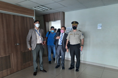 Representantes del Isspol y de la Fiscalía, después de la audiencia.