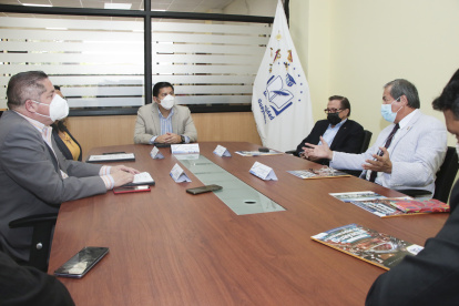 El rector de la Universidad de Guayaquil y el presidente de los rotarios del Distrito Guayaquil firmaron un convenio.