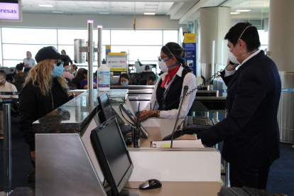 Una mujer pide información en un counter en el aeropuerto internacional Mariscal Sucre, en Quito, en una fotografía de archivo.
