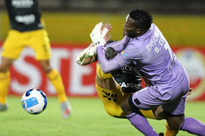 Darwin Cuero tuvo que salir del partido entre Universidad Católica y The Strongest debido a la herida