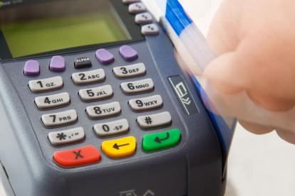 Proceso.- Los clientes exigen a las autoridades que se cumpla la Ley, de que el precio de un artículo o servicio es el mismo si se paga en efectivo o con tarjeta.