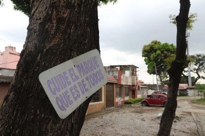 Muchos residentes de la Alborada colocan sus carros, de día y de noche, en el parque infantil, donde un anuncio de cuidar el área verde no los inmuta.